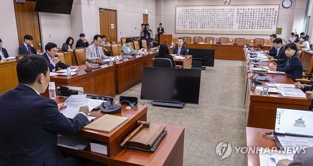 국회 법제사법위원회(법사위) 제1소위 위원장인 김용민 더불어민주당 의원이 지난달 25일 국회에서 열린 법사위 법안심사 제1소위원회를 개회하고 있다. [연합뉴스]