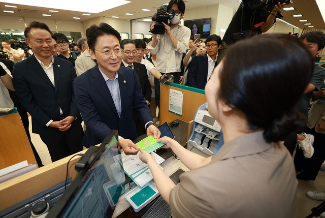 권대영 금융위원회 부위원장이 1일 오전 예금보호한도 1억원 시행 첫 날 서울 중구 하나은행 본점 영업점을 방문해 직접 시연 및 소상공인 예금자가 직접 예금상품에 가입하면서 예금자 보호제도에 대한 은행 직원의 설명을 청취했다. [금융위원회 제공]
