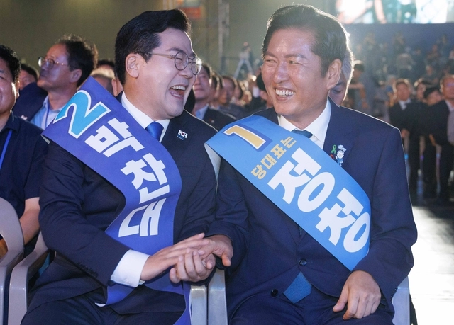 지난 8월2일 고양 킨텍스에서 열린 더불어민주당 전국당원대회에 참석한 박찬대(왼쪽부터)·정청래 당시 당대표 후보가 밝은 표정을 하고 있다. 민주당 전당대회에선 정청래 후보가 이재명 정부 첫 여당 대표로 선출됐다.<공동취재·연합뉴스>