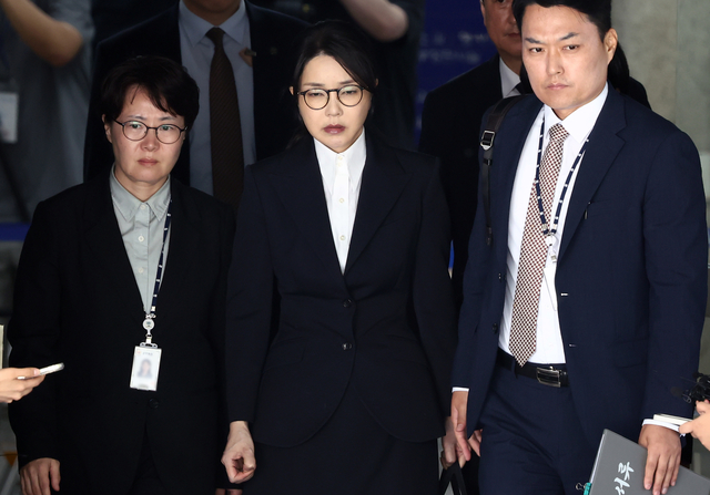 윤석열 전 대통령 부인 김건희 여사가 지난 8월12일 구속 전 피의자 심문(영장실질심사)을 마친 뒤 서울 서초구 서울중앙지법을 나서고 있다.<사진공동취재단·연합뉴스>