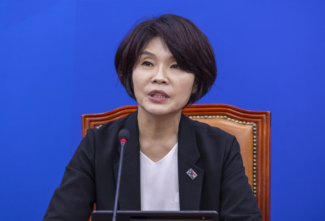 한정애 더불어민주당 정책위의장이 2일 국회에서 열린 원내대책회의에서 정기국회 운영 방향에 대해 말하고 있다. [연합뉴스]