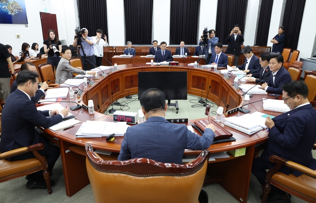 국민의힘 소속 신성범 국회 정보위원장이 2일 국회 본청에서 열린 정보위 전체회의에서 의사봉을 두드리고 있다.<공동취재·연합뉴스>
