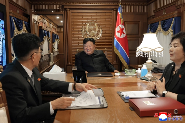 북한 김정은 국무위원장이 중국 전승절 80주년 기념행사에 참석하기 위해 지난 9월1일 전용열차로 출발했다고 조선중앙통신이 2일 보도했다.<조선중앙통신·연합뉴스>