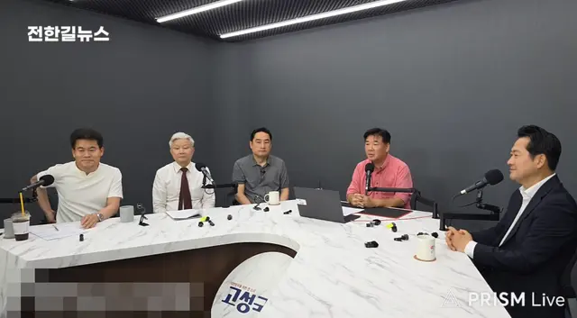 지난 국민의힘 제6차 전당대회 당대표 선거에 출마한 장동혁(오른쪽) 의원이 7월31일 강성 친윤(親윤석열) 유튜버 전한길(왼쪽부터)·성창경·강용석·고성국씨 4명이 주관한 ‘자유우파 유튜브 토론회 공동 생방송-국민의힘 당 대표 후보에게 듣는다’에 출연해 질문에 답변하고 있다.<유튜브 ‘전한길뉴스’ 영상 갈무리>