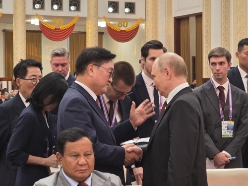 우원식 국회의장이 3일 중국 베이징에서 열린 제80주년 중국 전승절 열병식 및 환영 리셉션에서 블라디미르 푸틴 러시아 대통령과 대화하고 있다. 연합뉴스