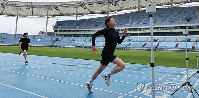 2025년 경찰공무원 시험 체력 검정에서 응시생들이 100m 달리기를 하고 있다.[연합뉴스]