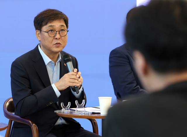 최휘영 문화체육관광부 장관이 4일 서울 충정로의 모두예술극장에서 연 기자간담회에서 정부 정책을 설명하고 있다. 문체부 제공