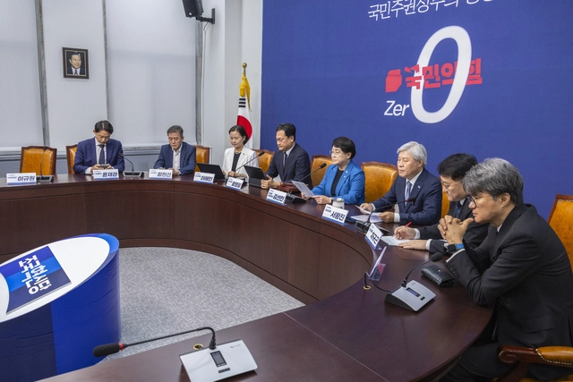 김선민(왼쪽 다섯번째) 조국혁신당 당 대표 권한대행이 4일 국회에서 최고위원회의에 참석해 발언하고 있다.[연합뉴스]