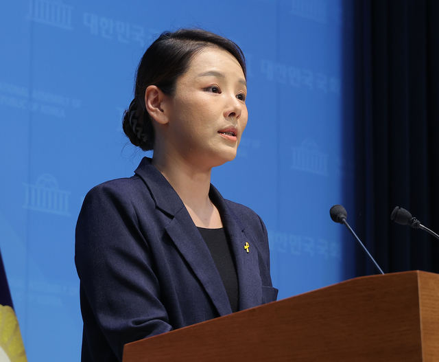 강미정 조국혁신당 대변인이 4일 서울 여의도 국회 소통관에서 당내 성비위 의혹과 관련한 탈당 기자회견을 하고 있다. [연합뉴스]