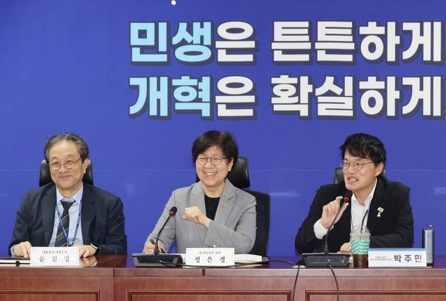 국회 보건복지위원장을 맡고 있는 박주민(맨 오른쪽) 더불어민주당 의원이 4일 서울 여의도 국회 의원회관에서 열린 당정대 협의에서 발언하고 있다. 정은경(가운데) 보건복지부 장관과 문진영 대통령실 시민사회수석. [연합뉴스]