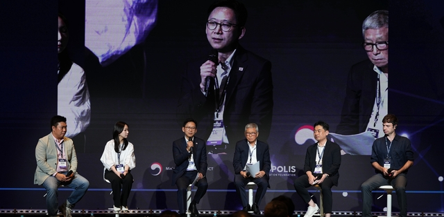 배경훈(왼쪽 세번째) 과기정통부 장관이 4일 대전 롯데시티호텔에서 열린 ‘2025 연구개발특구 글로벌 포럼’ 스페셜 세션에서 토크 콘서트 사회를 보고 있다. 과기정통부 제공
