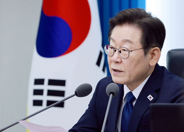 이재명 대통령이 4일 서울 용산 대통령실 청사에서 열린 9차  수석·보좌관 회의에서 발언하고 있다. 연합뉴스