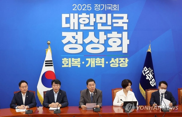 김병기(가운데) 더불어민주당 원내대표가 4일 여의도 국회에서 열린 정책조정회의에서 발언하고 있다. [연합뉴스]