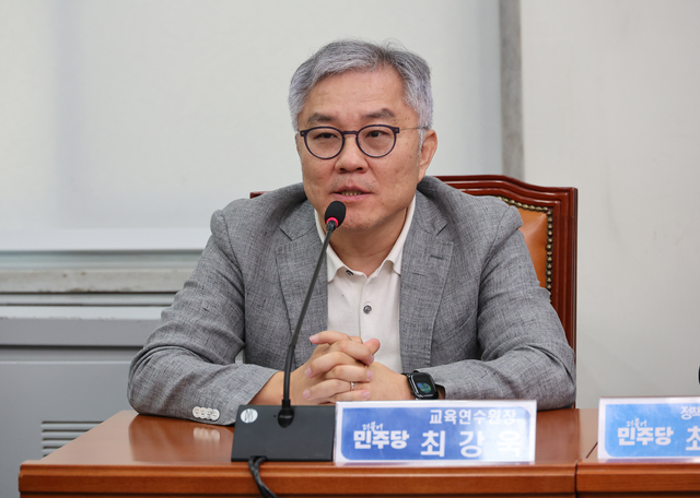 최강욱 더불어민주장 교육연수원장이 22일 국회에서 열린 최고위원회의에 참석해 발언하고 있다. [연합뉴스]