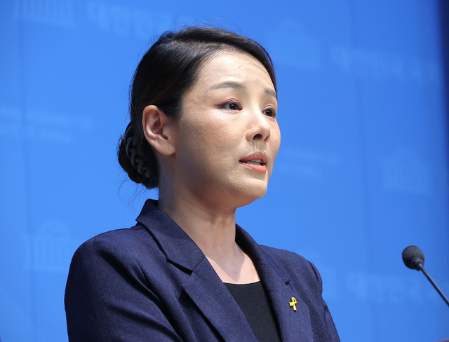강미정 조국혁신당 대변인이 4일 서울 여의도 국회 소통관에서 당내 성비위 의혹과 관련한 탈당 기자회견을 하고 있다. [연합뉴스]