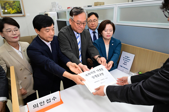 이재강 더불어민주당 의원과 이성윤 의원, 정춘생 조국혁신당 의원, 전종덕 진보당 의원 등이 4일 서울 여의도 국회 의안과에 나경원 의원 징계요구안을 제출하고 있다. [연합뉴스]