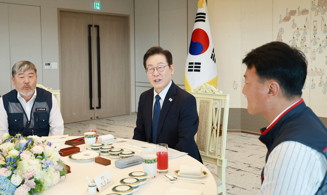 이재명 대통령, 양대노총 위원장과의 대화. 연합뉴스