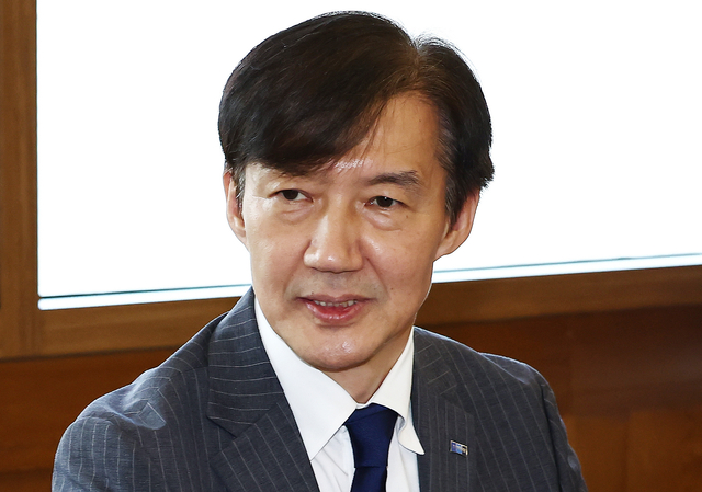조국 조국혁신당 혁신정책연구원장이 4일 서울 종로구 조계사를 방문, 총무원장 진우스님을 예방하고 있다. [연합뉴스]