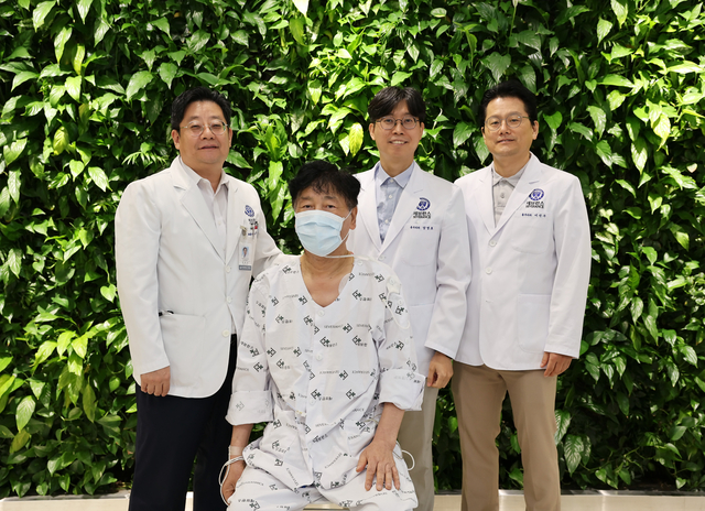 세브란스병원 호흡기내과 박무석 교수(왼쪽부터)와 흉부외과 양영호·이진구 교수 교수가 600번째 폐 이식 수혜자인 환자와 함께 기념 촬영을 하고 있다. 세브란스병원 제공