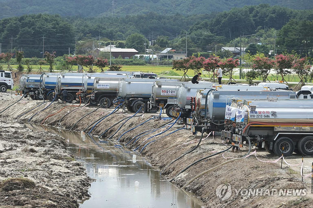 오봉저수지에 물을 붓기 위해 하천에서 물 긷는 살수차들. 연합뉴스