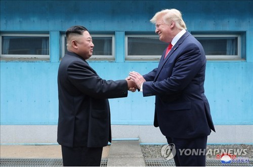김정은 북한 국무위원장과 도널드 트럼프 미국 대통령이 2019년 6월 30일 판문점에서 만난 모습. 사진은 조선중앙통신이 홈페이지에 공개한 것으로, 군사분계선(MDL)을 사이에 두고 북미 정상이 손을 맞잡았다. [연합뉴스]