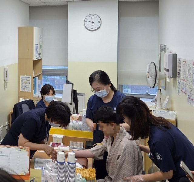 서울의료원 의료진이 4일 건강증진센터에서 한 발달장애인을 상대로 채혈하고 있다.