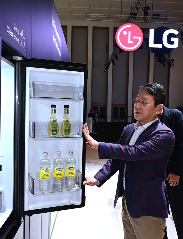 조주완 LG전자 CEO가 IFA 2025 LG전자 부스를 둘러보고 있다. LG전자 제공