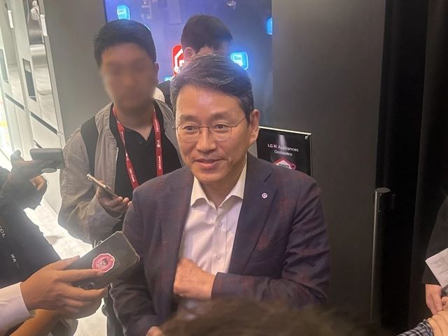 조주완 LG전자 최고경영자(CEO)가 5일(현지시간) 베를린에서 열린 IFA 2025에 참석해 현장 기자단의 질문에 답하고 있는 모습. 이상현 기자.