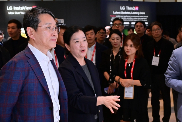 조주완 LG전자 CEO가 IFA 2025 LG전자 부스를 둘러보고 있다. LG전자 제공