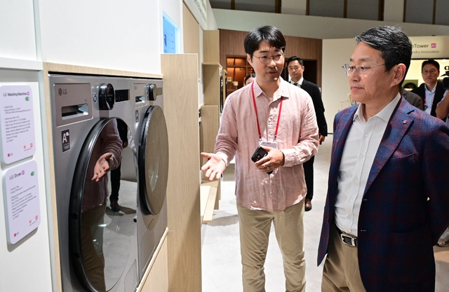 조주완 LG전자 CEO가 IFA 2025 LG전자 부스를 둘러보고 있다. LG전자 제공