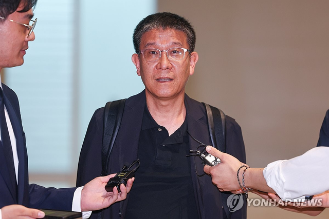 7일 인천국제공항 제2여객터미널에서 LG에너지솔루션 김기수 인사최고책임자가 현장 대응을 위해 미국으로 출국하기 전 취재진에 입장을 밝히고 있다. 연합뉴스