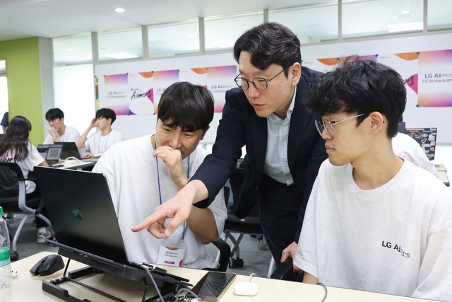 임우형(가운데) LG AI연구원 공동 연구원장이 지난 6일 경기 이천 LG인화원에서 열린 LG 에이머스 해커톤에 참가한 청년들과 대화를 나누고 있다. LG 제공