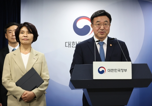윤호중 행정안전부 장관과 더불어민주당 한정애 정책위의장이 7일 서울 종로구 정부서울청사에서 제3차 고위당정협의회 결과 및 정부조직 개편 방안에 대해 발표하고 있다.   [연합뉴스]