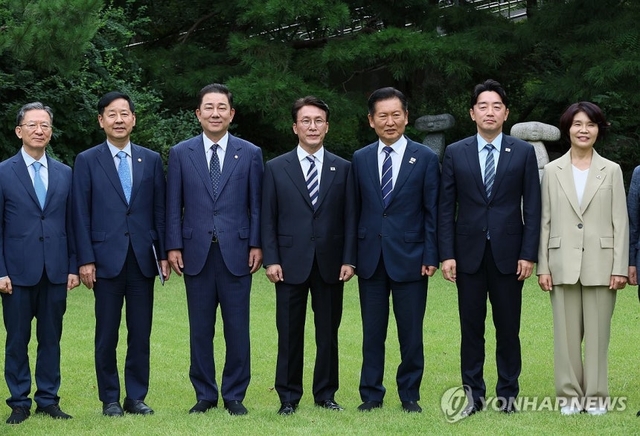 김민석 국무총리(가운데)가 7일 서울 종로구 총리공관에서 열린 고위당정협의회에서 정청래 더불어민주당 대표, 강훈식 대통령 비서실장 등 참석자들과 기념촬영을 하고 있다. (맨 왼쪽부터) 정성호 법무부 장관, 구윤철 부총리 겸 기획재정부 장관, 김병기 민주당 원내대표, 김 총리, 정 대표, 강 실장, 한정애 민주당 정책위의장. [연합뉴스]