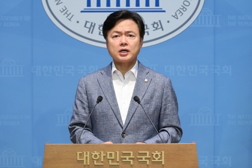 김현정 더불어민주당 원내대변인이 7일 서울 여의도 국회 소통관에서 ‘건진법사 관봉권 띠지’ 분실 사건과 관련해 특검수사를 요구하고 있다.   [연합뉴스]