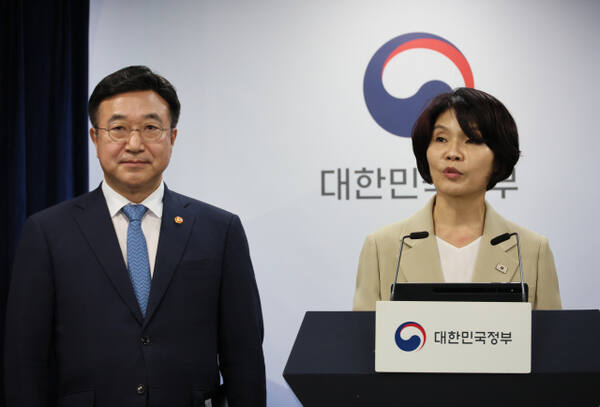윤호중(왼쪽) 행안부 장관과 한정애 민주당 정책위원장의 정부조직 개편안 발표 모습.