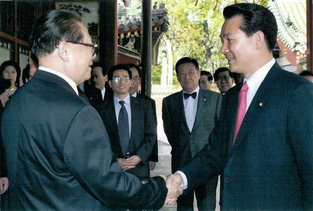 지난 제16대 국회 당시 통일외교통상위원회(현 외교통일위원회) 소속이던 장성민(오른쪽) 새천년민주당 의원이 중국 정부 초청으로 방중한 가운데 장쩌민 당시 중국 국가주석과 만나 악수를 나누고 있다. 김대중 전 대통령 측근 출신으로 현재 국민의힘 소속인 장성민 전 의원은 윤석열 정부에선 대통령실 미래전략기획관을 맡아 외교 일선에서 역할을 하기도 했다.<장성민 전 국회의원 페이스북 사진>