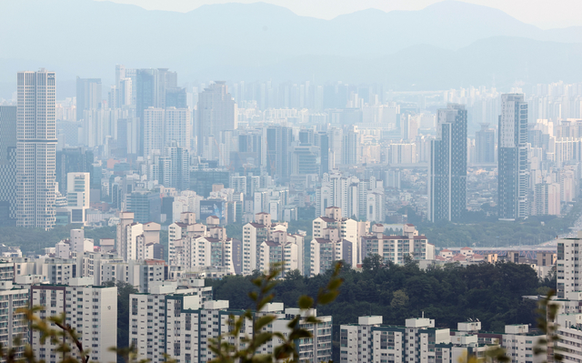 서울 남산에서 바라본 아파트 단지. [연합뉴스 제공]