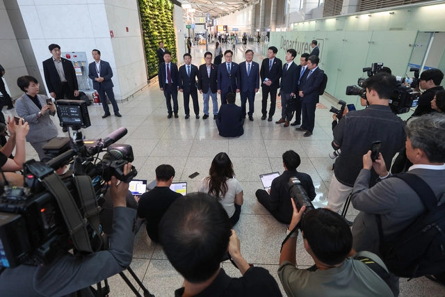 중국 베이징에서 열리는 ‘항일전쟁 및 세계 반파시스트 전쟁 승전(전승절) 80주년 열병식’에 참석하는 우원식 국회의장과 여야 의원들이 지난 9월2일 인천국제공항 제1여객터미널로 출국하기 전 취재진에 입장을 밝히고 있다. 왼쪽부터 더불어민주당 홍기원·박정·박지원 의원, 우 의장, 김태년 민주당 의원, 김준형 조국혁신당 의원.<연합뉴스 사진>