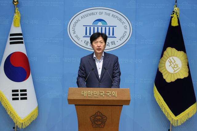 더불어민주당 의원 모임인 ‘더좋은미래‘(더미래) 대표의원인 오기형 의원이 7일 서울 여의도 국회 소통관 미국 이민 당국의 한국 기업 직원 구금과 관련해 한미동맹과 대미투자 요구에 상응한 대우를 요구하는 기자회견을 하고 있다.<연합뉴스 사진>