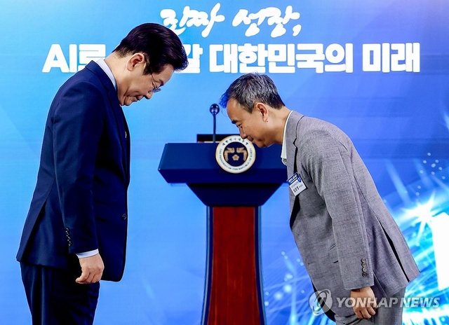 이재명 대통령이 8일 열린 국가AI전략위원회 출범식에서 임문영 부위원장에게 위촉장을 수여하기 전 인사하고 있다. 연합뉴스