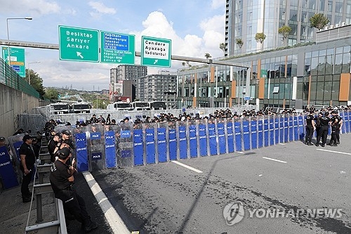 8일(현지시간) 튀르키예 최대 도시 이스탄불의 제1야당 공화인민당(CHP) 앞에 경찰이 바리케이드를 치고 있다. EPA=연합뉴스