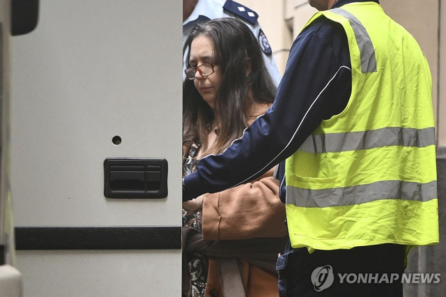 독버섯을 넣은 요리로 자신의 시부모 등 3명을 살해한 호주 여성 에린 패터슨이 8일(현지시간) 호주 남동부 빅토리아주 법원에서 종신형을 선고받은 뒤 법정을 떠나 교도소로 향하는 모습. 연합뉴스