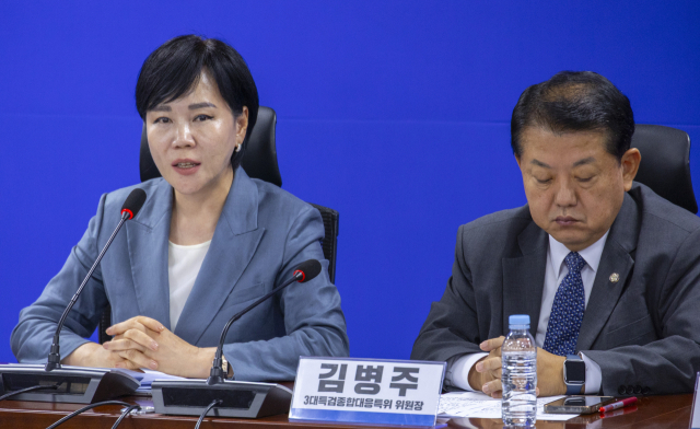 전현희(왼쪽) 더불어민주당 3대 특검 종합 대응특위 총괄 위원장이 8일 국회에서 열린 특검 특위 전체 회의에서 발언하고 있다. 오른 쪽은 김병주 민주당 최고위원. [연합뉴스]