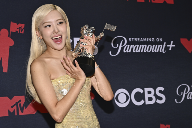 블랙핑크 로제가 7일(현지시간) 미국 뉴욕의 UBS아레나에서 열린 MTV VMA에서 ‘올해의 노래’ 상을 받고 기뻐하고 있다. 뉴욕(미국) AP=연합뉴스