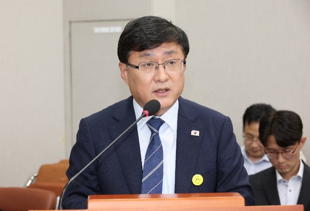 김성환 환경부 장관이 8일 서울 여의도 국회에서 열린 기후위기특별위원회 전체회의에서 업무보고를 하고 있다. [연합뉴스 제공]