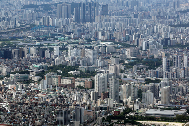 서울 송파구 롯데월드타워 전망대 서울스카이에서 바라본 서울 아파트 및 빌라 단지. [연합뉴스 제공]