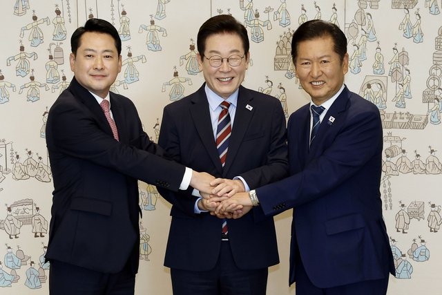 손잡은 이재명 대통령과 여야 지도부. 연합뉴스