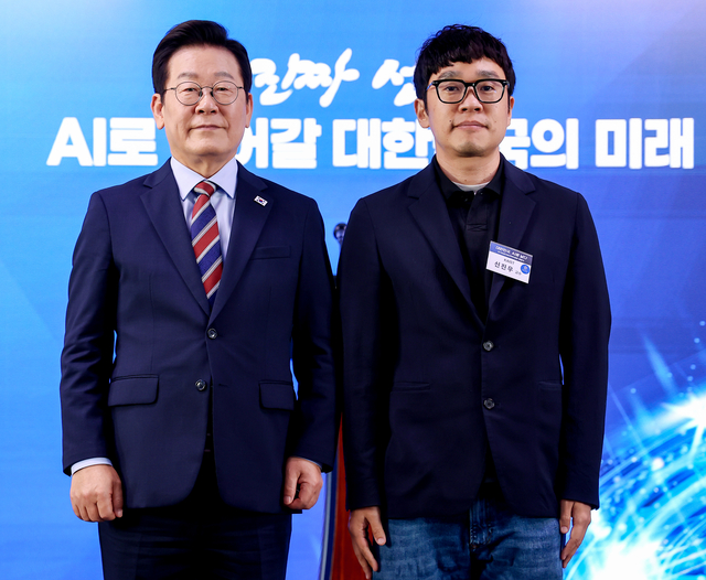 AI전략위원회 출범식, 신진우 분과장에게 위촉장 수여한 이재명 대통령. 연합뉴스