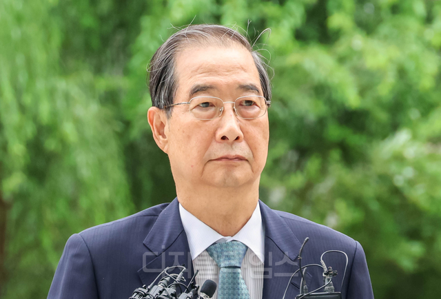 서희건설 관련 금품수수 및 인사청탁 의혹을 받는 한덕수 전 국무총리가 9일 서울 종로구 KT광화문빌딩에 마련된 김건희 여사 관련 의혹을 수사하는 민중기 특별검사팀 사무실에 출석하고 있다. 이슬기 기자 9904sul@